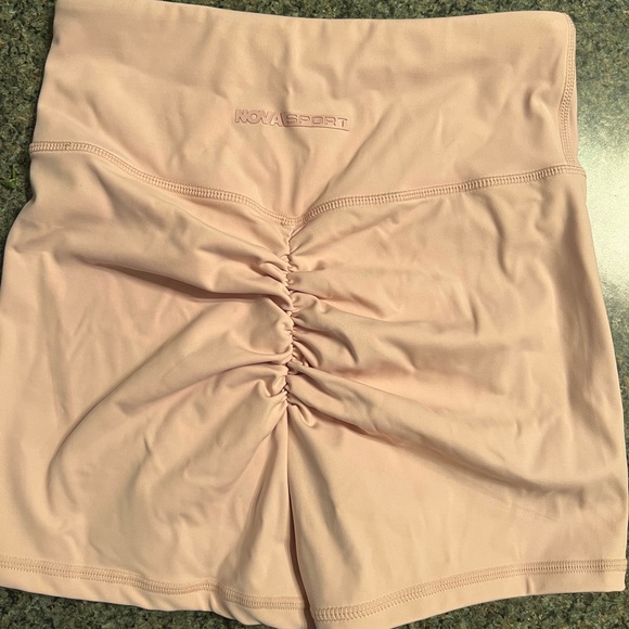 Nova sport 4” light pink shorts with scrunch butt in size xs - Picture 2 of 2